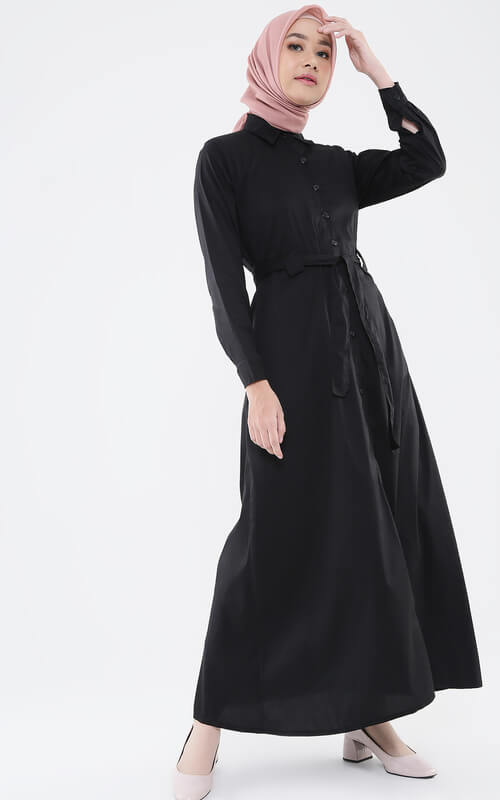 Dress Hitam Berkerah dengan Tali Pinggang