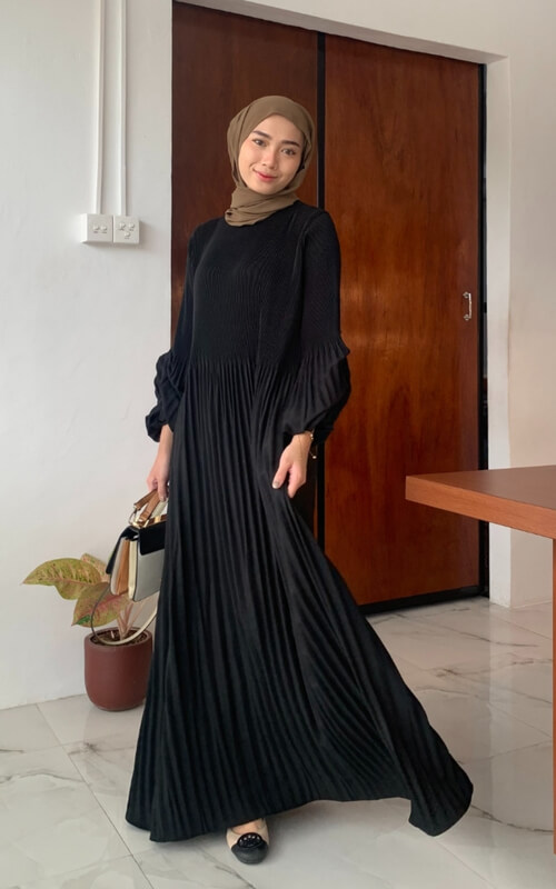Dress Hitam dengan Detail Lipit Vertikal