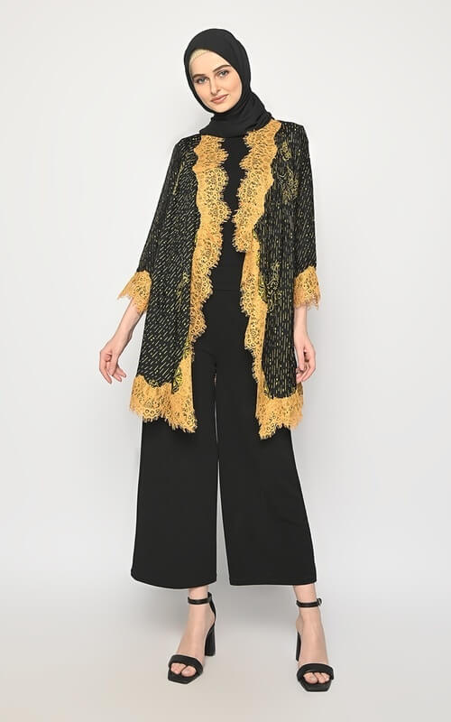 Outer Hitam Mewah dengan Aksen Renda Warna Emas
