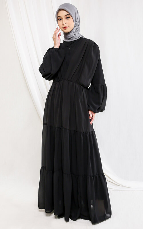 Dress Hitam Layered dengan Ruffle