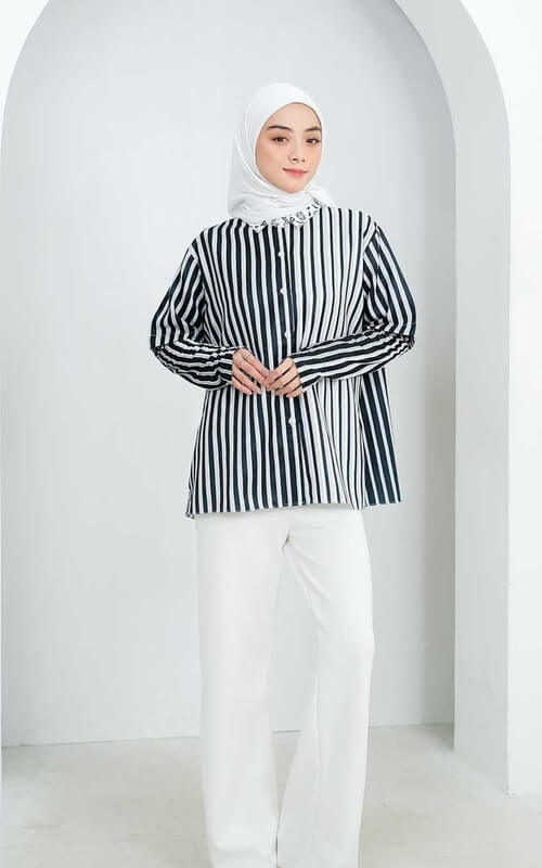 Kemeja Garis Hitam Putih dengan Potongan Lurus