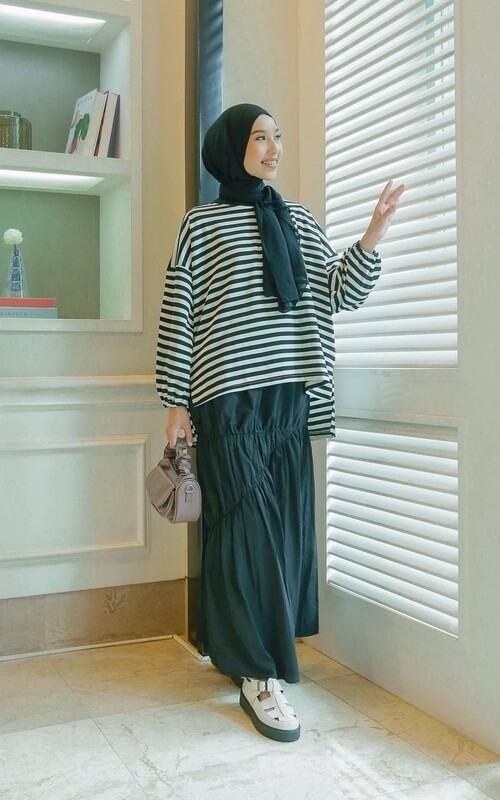 Kaos Garis Hitam Putih Oversize Lengan Panjang