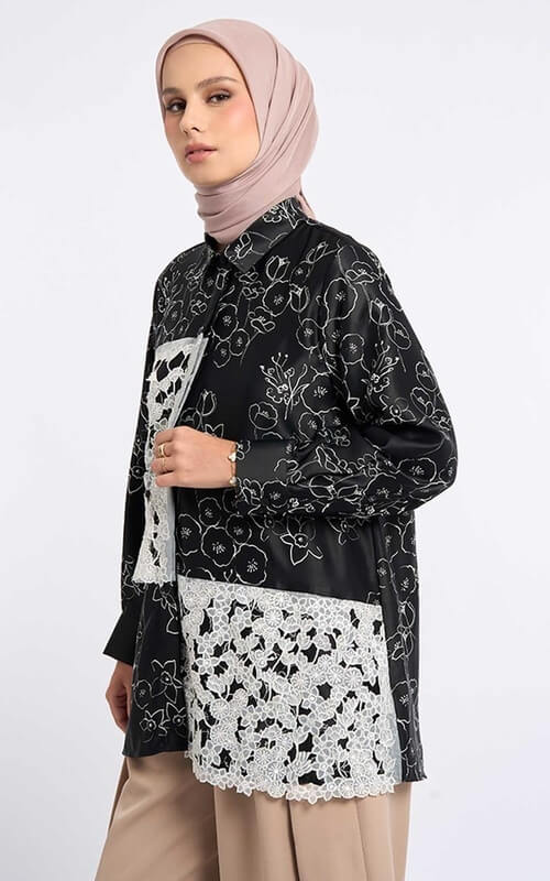 Blouse Floral Hitam dengan Aksen Lace Putih
