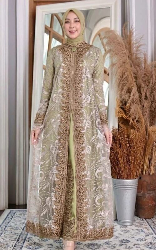 Dress Brokat Emas dengan Lapisan Sheer