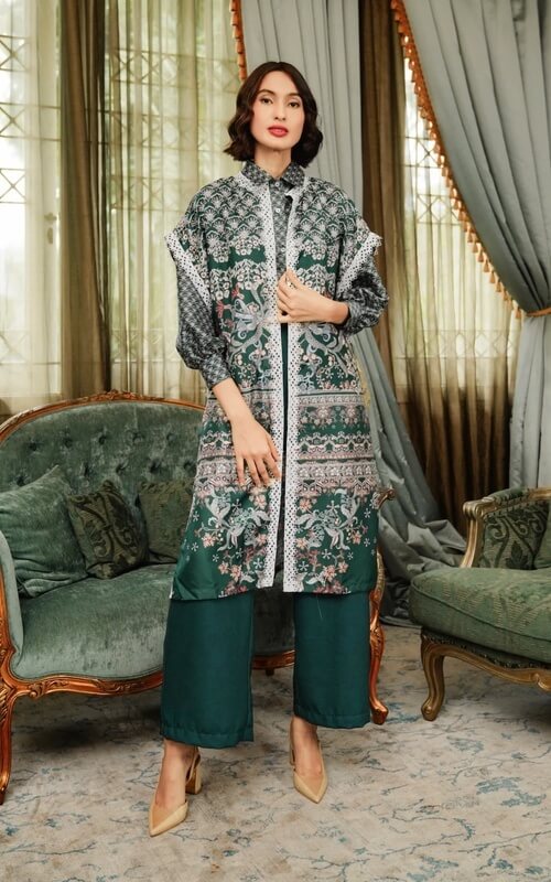 Dress Hijau Bold dengan Motif dan Celana Kulot