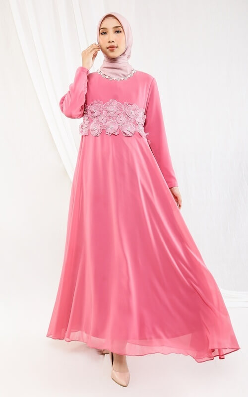 Dress Pink dengan Potongan A-Line dan Aksen Bunga di Pinggang