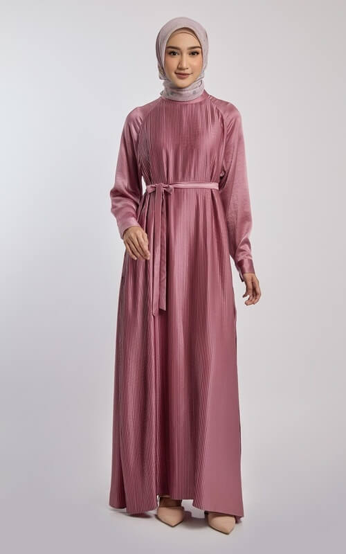 Dress Satin Rose Pink dengan Siluet Ramping dan Feminin