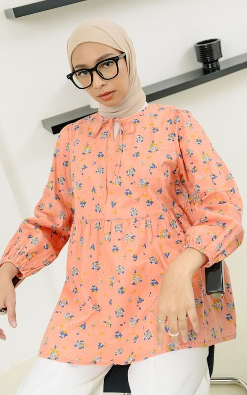 Blouse Floral Peach dengan Kerah Pita