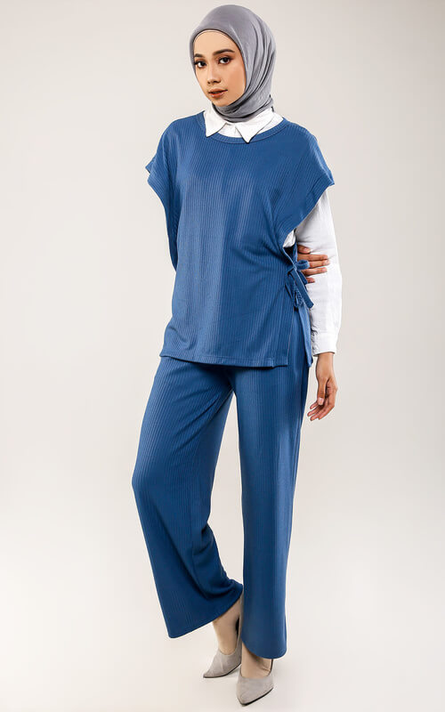 Setelan Layer Biru Muda dengan Inner Kemeja Putih