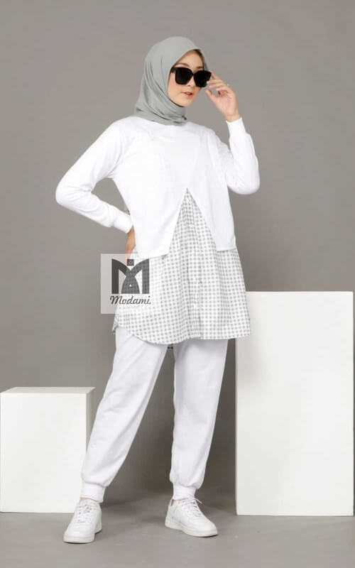 Setelan Blouse Putih dengan Aksen Kotak-kotak