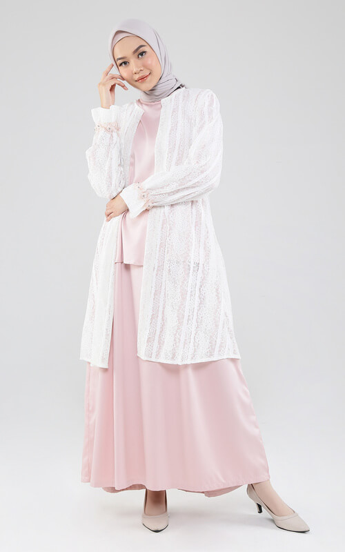 Outer Lace Putih Transparan Dengan Setelan Pink