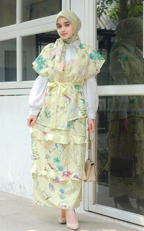 Dress Floral Pastel dengan Aksen Ruffle Tali Pinggang