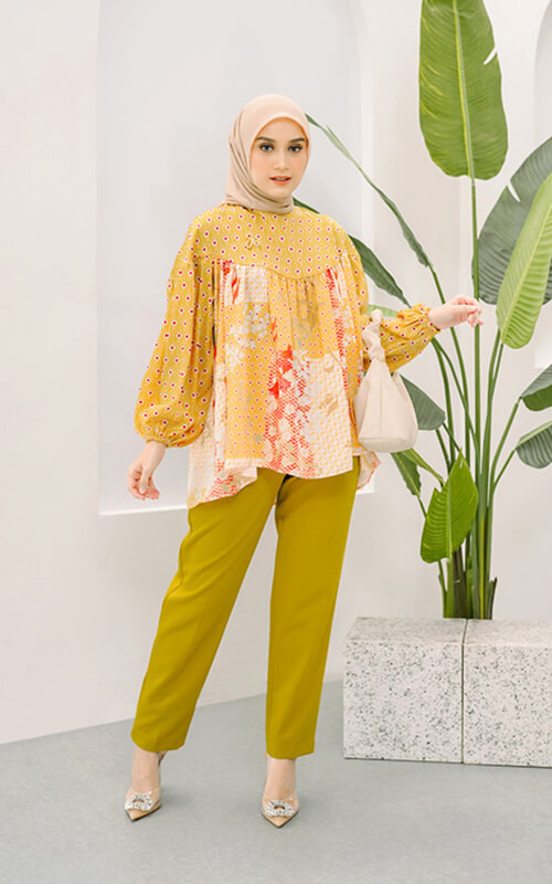 Blus Kuning Motif Floral dengan Celana Hijau Lime