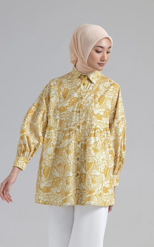 Kemeja Floral Kuning dengan Kerah Klasik