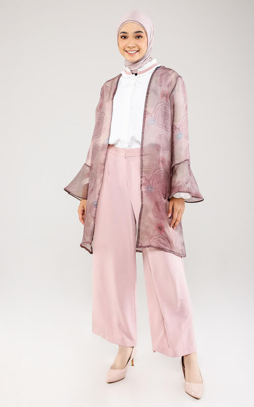 Blouse Putih dengan Outer Tulle Motif dan Celana Kulot Pink