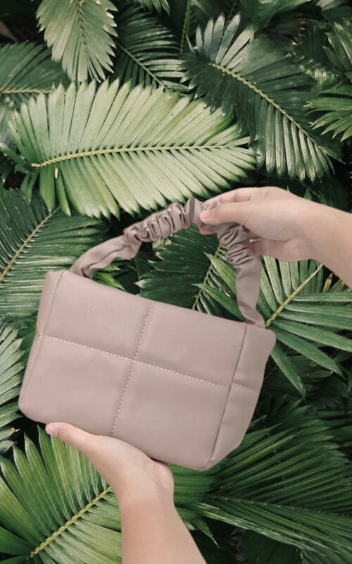 Tas Cream Padded dengan Pegangan Ruffle