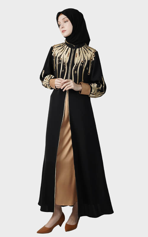 Dress Hitam dengan Aksen Motif Emas yang Mewah