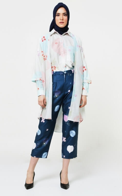 Kemeja Motif Floral dengan Cardigan Motif
