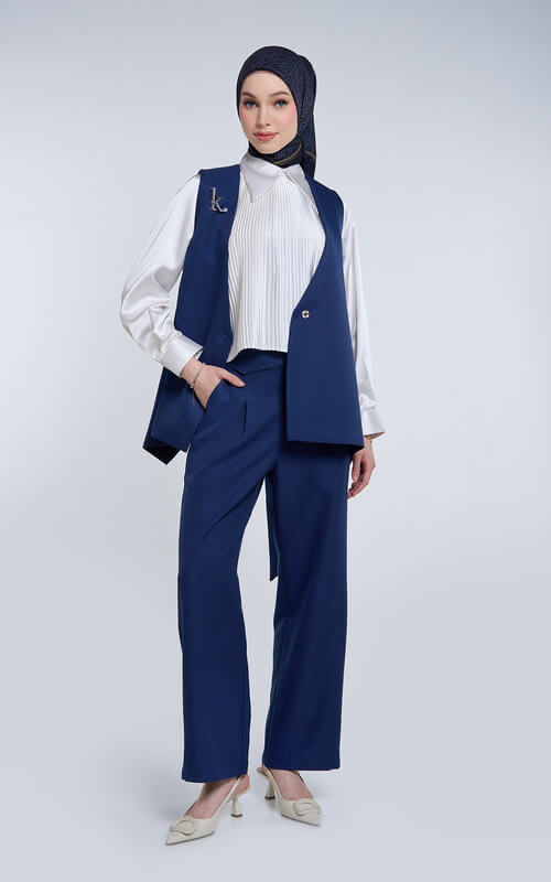 Setelan Kemeja Garis dengan Vest Navy dan Celana Longgar