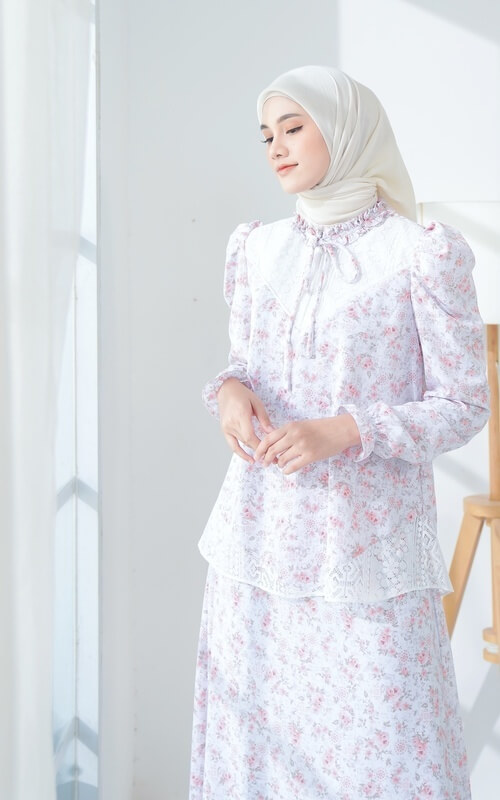 Setelan Floral Putih dengan Renda pada Bagian Atas