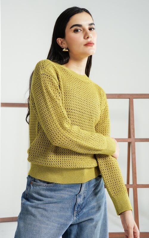 Sweater Rajut Kuning Mustard dengan Desain Kasual