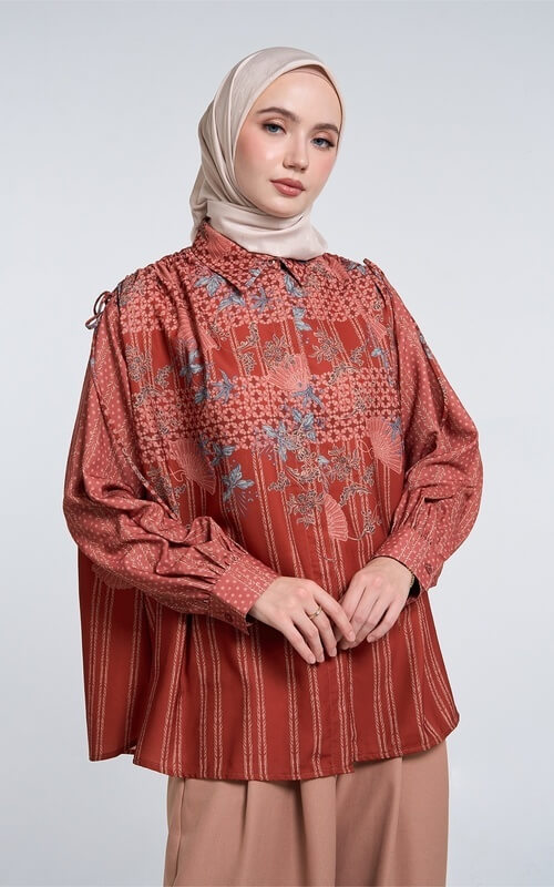 Blouse Merah Marun dengan Sentuhan Motif Etnik