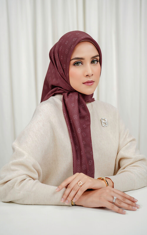 Hijab Segi Empat Cokelat Marun Motif