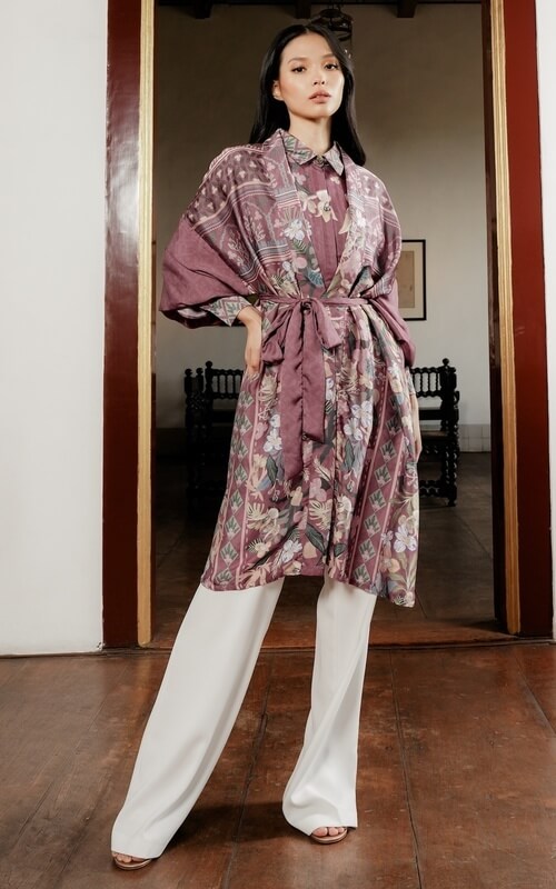 Celana Putih & Tunik Bunga Aksen Tali