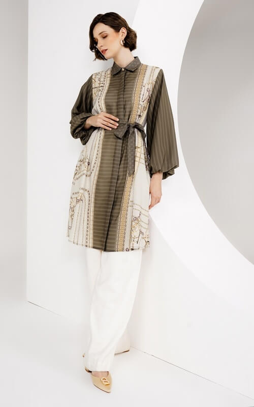 Celana Putih dan Atasan Model Kimono