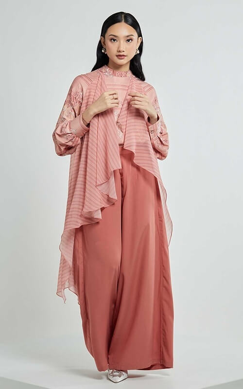 Setelan Dusty Pink dengan Outer Asimetris
