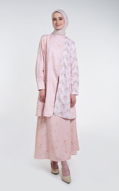 Setelan Pink Pastel dengan Desain Layer Asimetris