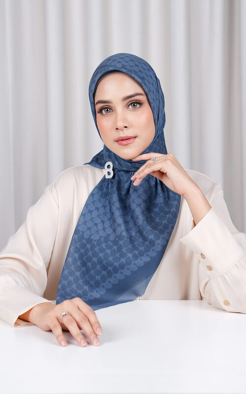 Hijab Segi Empat Biru Navy Motif