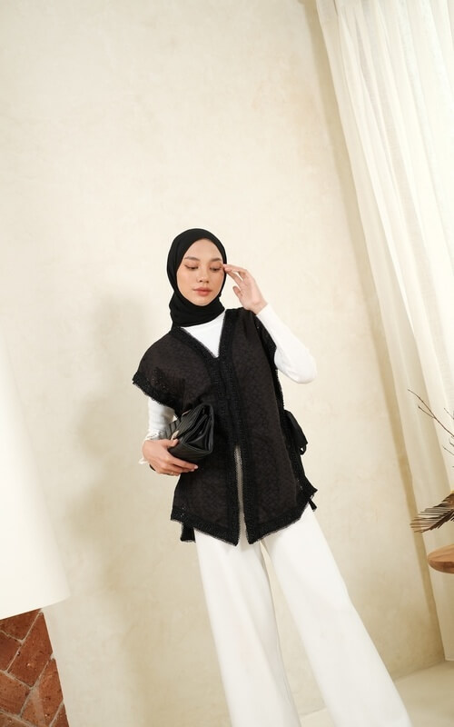 Celana Putih dan Atasan Hitam