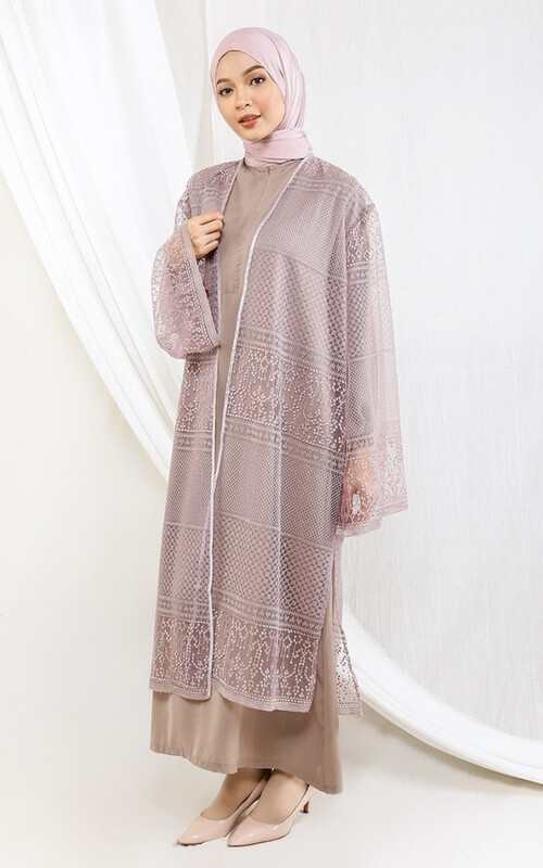 Dress dengan Outer Renda Warna Nude