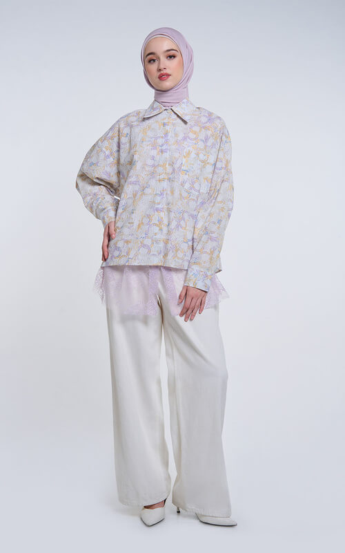 Atasan Floral Pastel Dengan Aksen Renda