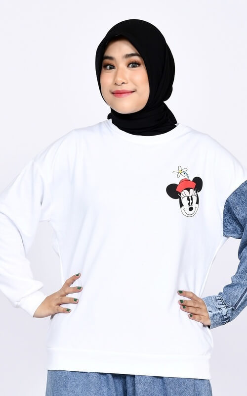 Sweater Putih Oversized dengan Sentuhan Motif Kartun