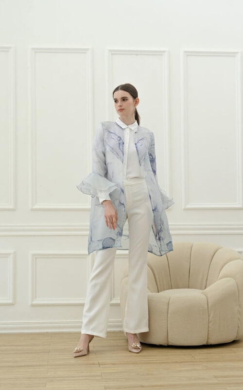 Celana Putih, Kemeja Senada, dan Outer Transparan