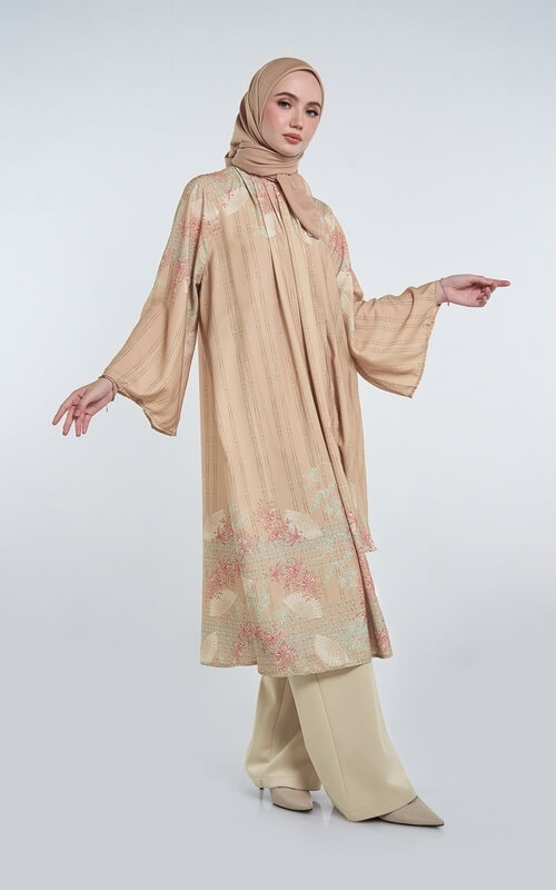 Tunik Floral Krem dengan Lengan Kimono