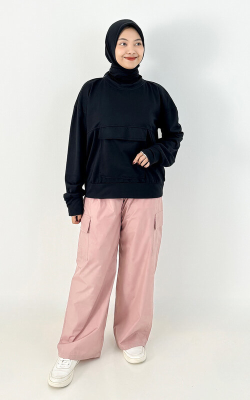 Sweater Hitam Dengan Saku Besar dan Celana Cargo