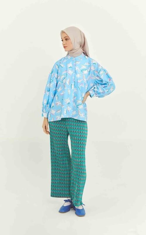 Blus Biru Bermotif Fun dengan Celana Hijau Tua