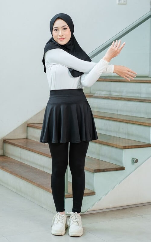 Setelan Baju Dengan Rok Sporty dan Legging
