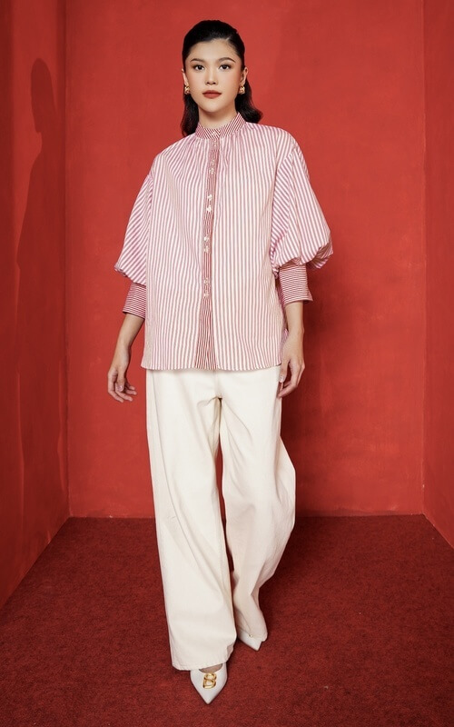 Blus Stripes Merah dengan Celana Putih Kasual