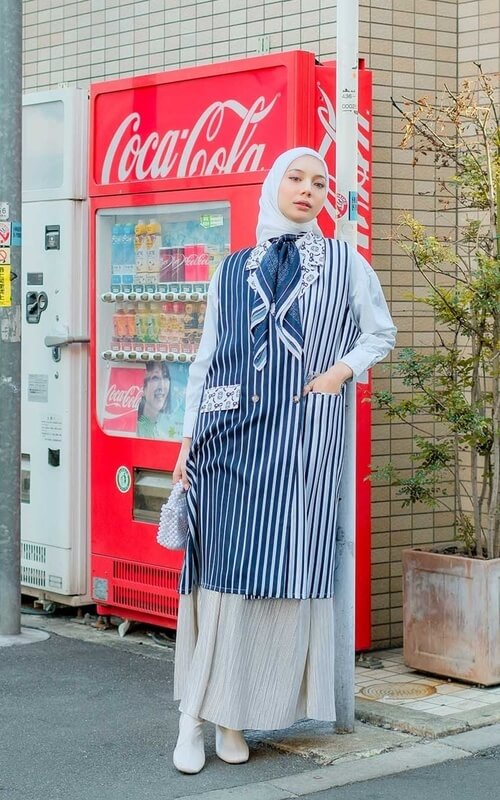 Vest Stripes Biru dengan Kemeja Abu