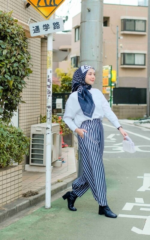 Kemeja Putih dan Celana Stripes Biru