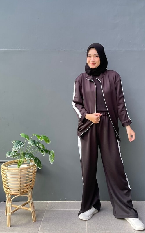 Setelan Sporty Dengan Jaket Warna Chocolate Bold