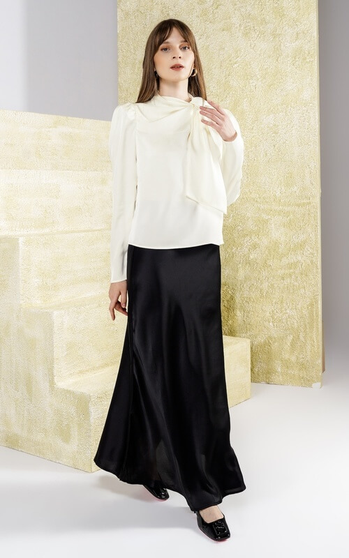 Blouse Putih Berkerah Pita dan Rok Satin Hitam