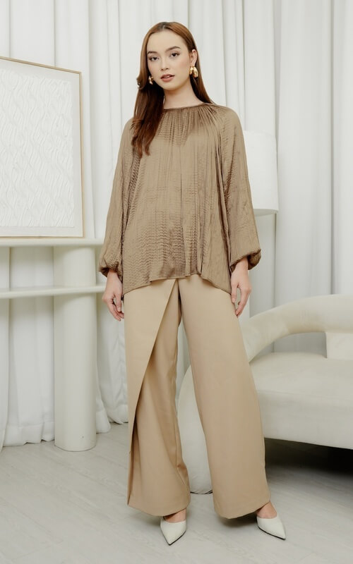 Blouse Plisket Cokelat dan Celana Beige dengan Detail Belahan