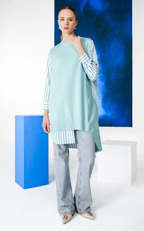 Tunic Asimetris Mint dengan Kemeja Stripe dan Celana Denim