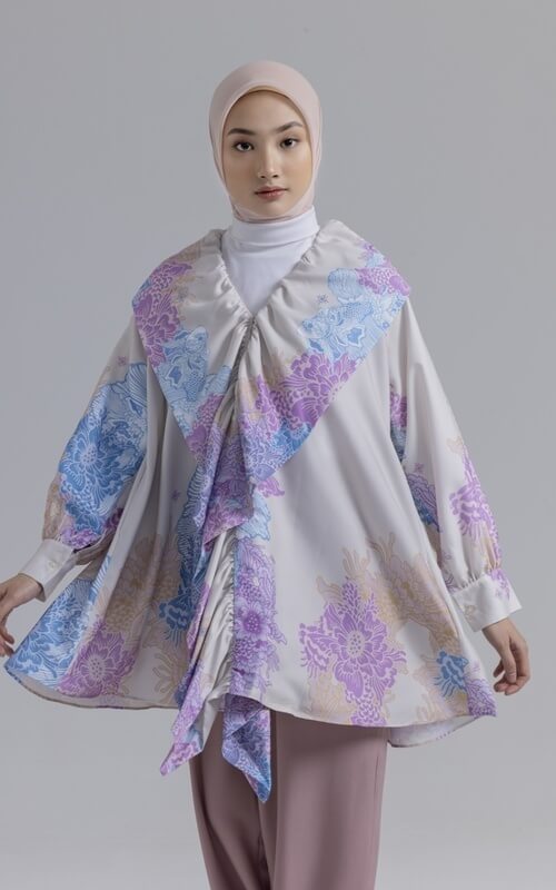Blouse Cape Floral Warna Pastel dengan Celana Kulot Ungu