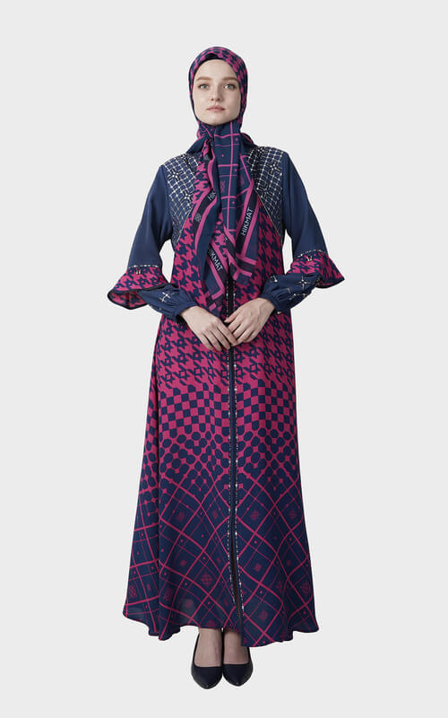 Dress Maxi Motif Geometris Biru-Pink Dengan Aksen Ruffle di Lengan